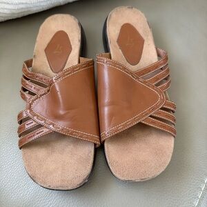 Women’s size 8 wide “Lifestride” tan Leather Slide Sandals.